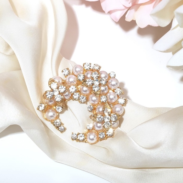 Зажим для платка «Жемчужное соцветие», цвет белый в золоте Зажим для платка «Жемчужное соцветие», цвет белый в золоте