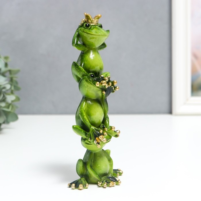 Сувенир полистоун лак Сувенир полистоун лак "Лягухи пирамида с короной - не вижу, не слышу, не скажу" 19х5х8 см