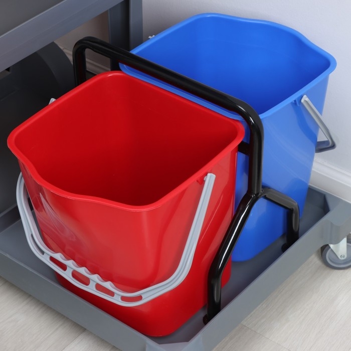 Многофункциональная тележка для клининга с вёдрами, отжимом и лотками, цвет серый