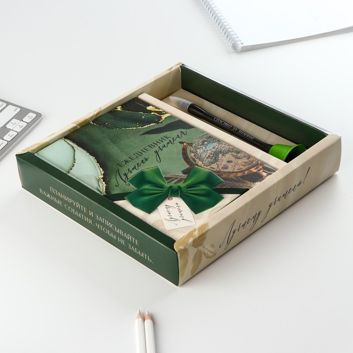 Подарочный набор «Лучшему учителю»: ежедневник и ручка-колокольчик (шариковая, синяя паста, 1 мм) Подарочный набор «Лучшему учителю»: ежедневник и ручка-колокольчик (шариковая, синяя паста, 1 мм)