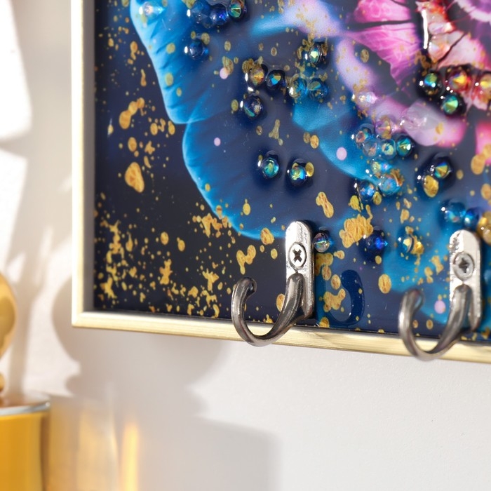 Ключница пластик, МДФ 4 крючка Ключница пластик, МДФ 4 крючка "Бабочки на цветке" стразы, золото 29х1,8х29 см