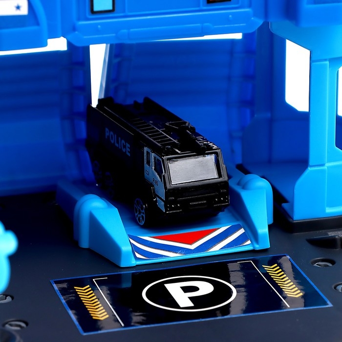 Парковка &laquo;Полицейский участок&raquo;, с металлическими машинкой и вертолётом