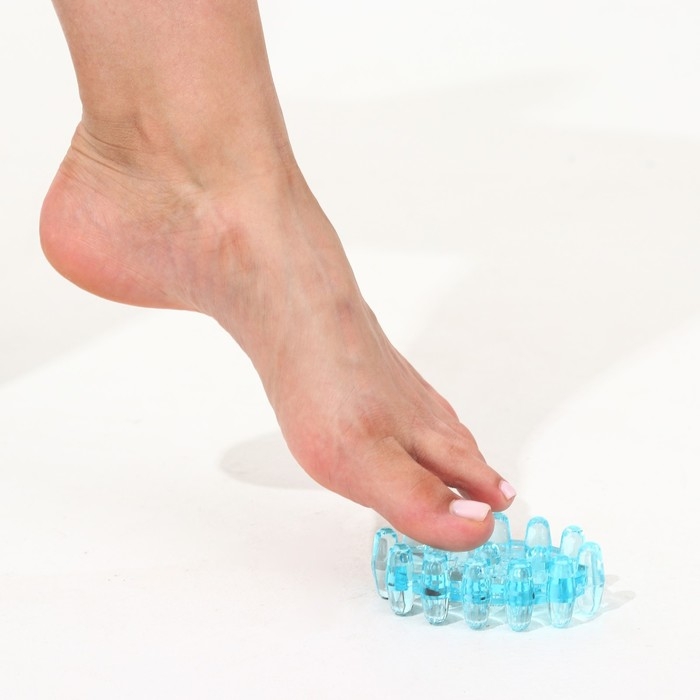 Массажёр для ног с шипами, роликовый «Не стесняйся-расслабляйся», 5,5 х 9 см Массажёр для ног с шипами, роликовый «Не стесняйся-расслабляйся», 5,5 х 9 см