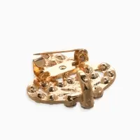 Зажим для кардигана "Ажур", шип, цвет белый в золоте Зажим для кардигана "Ажур", шип, цвет белый в золоте