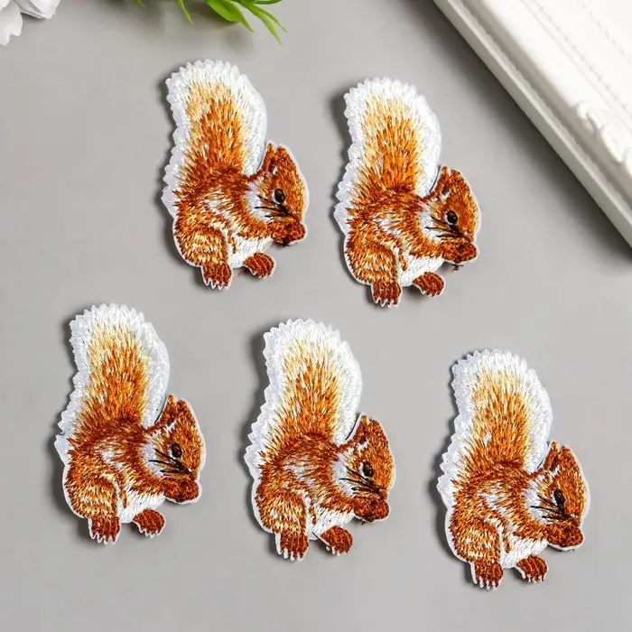 Декор для творчества текстиль вышивка "Белочка с орехом" 5,5х4 см