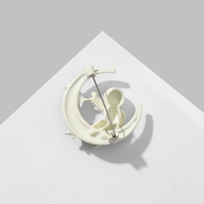 Брошь «Космонавт» на луне, цвет чёрно-белый Брошь «Космонавт» на луне, цвет чёрно-белый