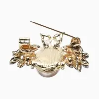 Брошь &laquo;Жук&raquo; роскошный, жемчуг, кристаллы, цвет белый радужный в золоте