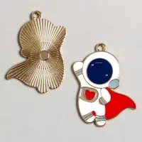 Металлический элемент, декоративная подвеска &laquo;Арт Узор. Космонавт в красном плаще&raquo;, золото, 3.1&times;2.5 см