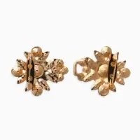 Зажим для кардигана "Ажур", гербер, цвет белый в золоте Зажим для кардигана "Ажур", гербер, цвет белый в золоте