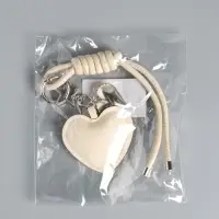 Брелок на карабине кожзам "Сердце" с узлом, белый 21х5,5х1,5 см