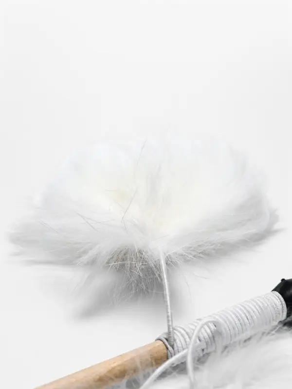 Дразнилка - удочка &laquo;Меховой пушок на трех резинках&raquo;, на деревянной палочке, цвет МИКС