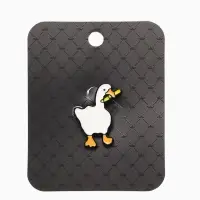 Значок &laquo;Гусь&raquo;, с ножом, бело-оранжевый в чёрном металле