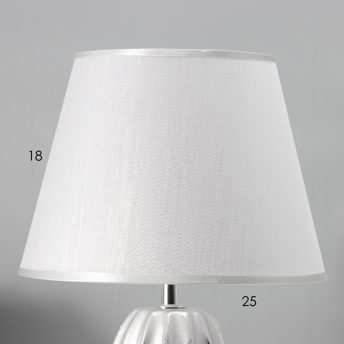 Настольная лампа с абажуром RISALUX «Венди», Е14, 40 Вт, серебристый, 25×25×40 см Настольная лампа с абажуром RISALUX «Венди», Е14, 40 Вт, серебристый, 25×25×40 см