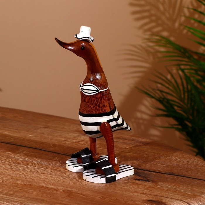 Сувенир "Утка на пляже" дерево 27 см