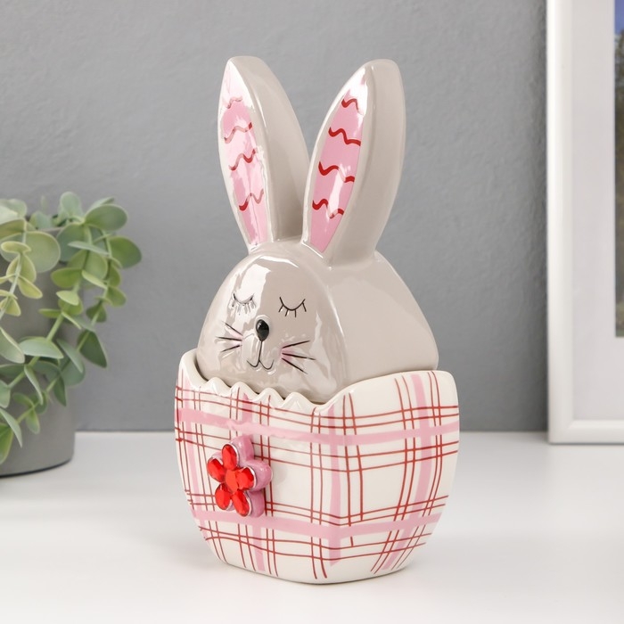 Шкатулка керамика Шкатулка керамика "Зайка в яйце в клеточку, с цветком" серо-красный 11,8х7,2х20,8 см