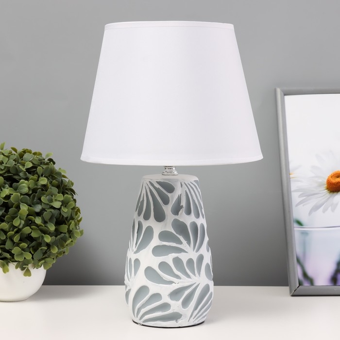 Настольная лампа Настольная лампа "Аиша" Е14 40Вт бело-серый 22х22х36 см