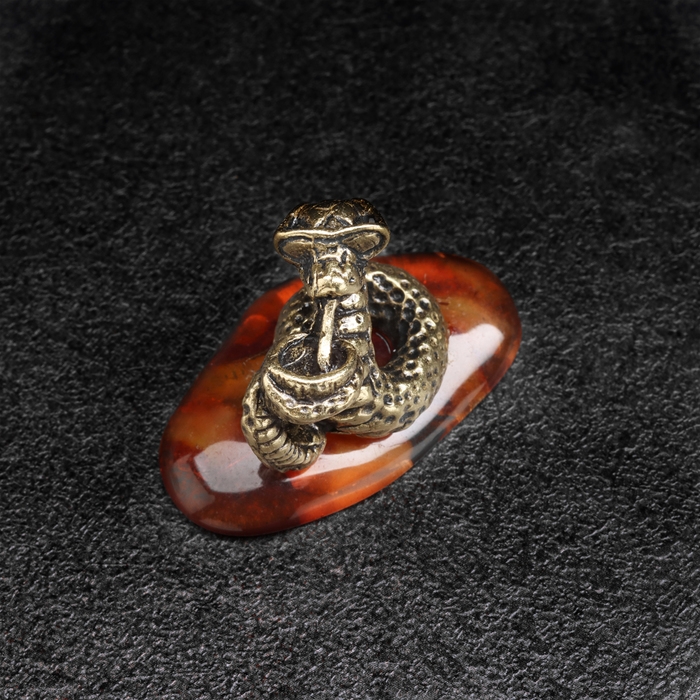 Сувенир Сувенир "Змея с коктейлем", латунь, янтарь