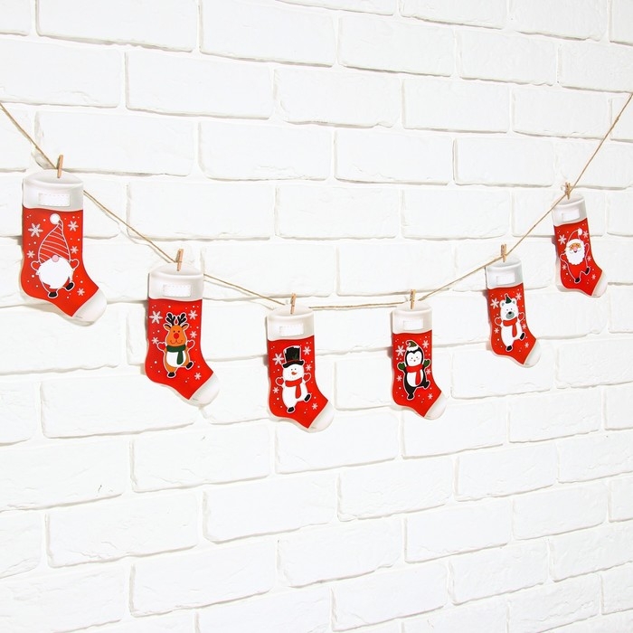 Гирлянда с прищепками новогодняя «Новогодние носочки», на Новый год, красная, длина 1.5 м. Гирлянда с прищепками новогодняя «Новогодние носочки», на Новый год, красная, длина 1.5 м.