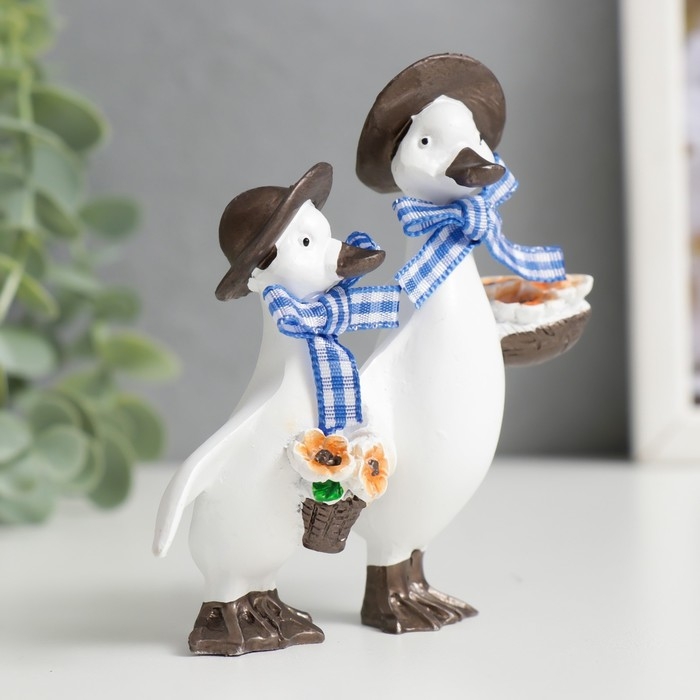 Сувенир полистоун Сувенир полистоун "Уточки в панамах, с корзинкой цветов" 9х9х3 см