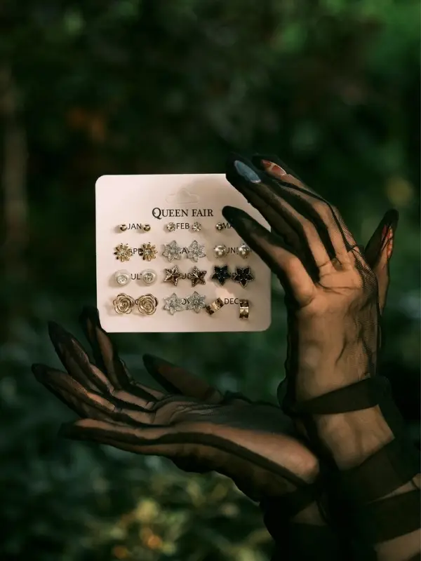 Серьги пусеты 12 пар &laquo;Фантазия&raquo; цветы и звёзды, белые в золоте