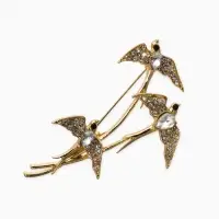 Брошь "Ласточки трио", цвет белый в золоте