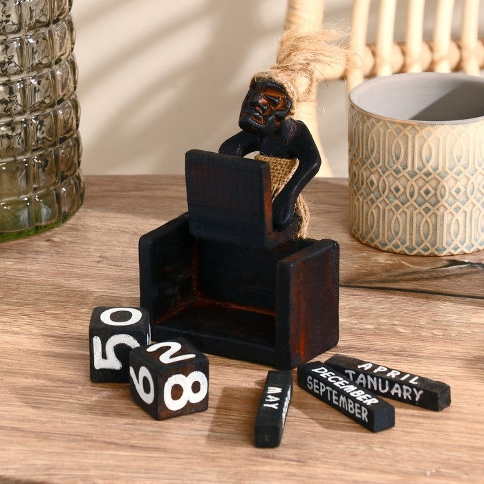 Сувенир календарь «Абориген с компьютером», 15×11×10 см, дерево Сувенир календарь «Абориген с компьютером», 15×11×10 см, дерево