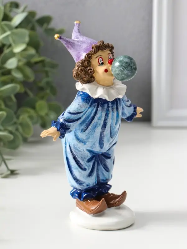 Сувенир полистоун "Клоун надувает шарик" сине-фиолетовый 16,5 см