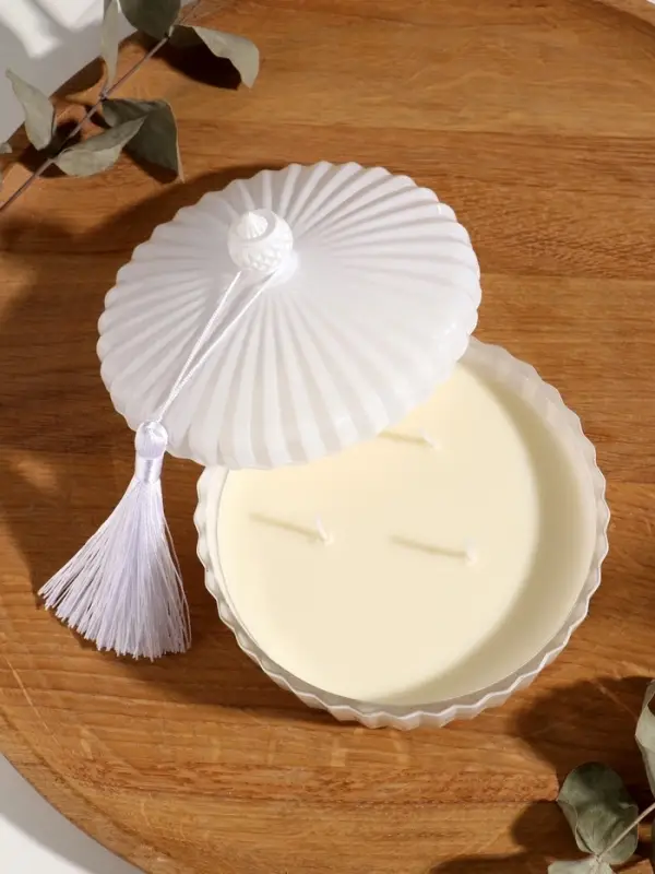 Свеча ароматическая в шкатулке Свеча ароматическая в шкатулке "Белый глянец" 3 фитиля аромат фрезия 13,3х13,3х9,5 см