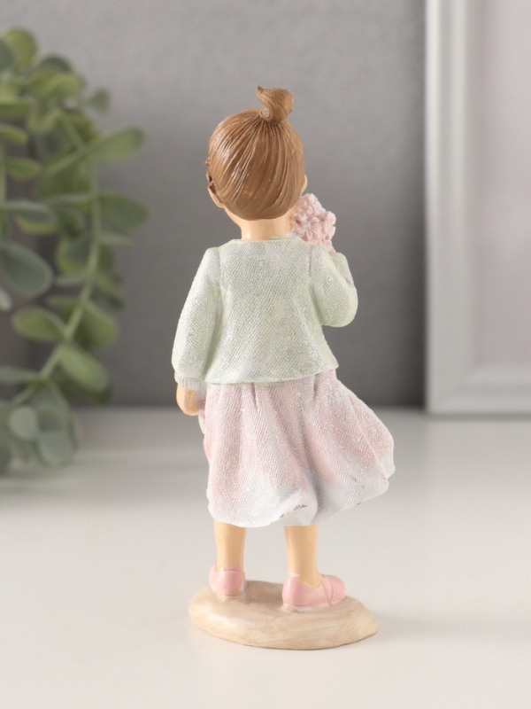 Сувенир полистоун Сувенир полистоун "Малышка в розовом платье и зелёной кофточке, с букетиком" 5х4х12,5 см