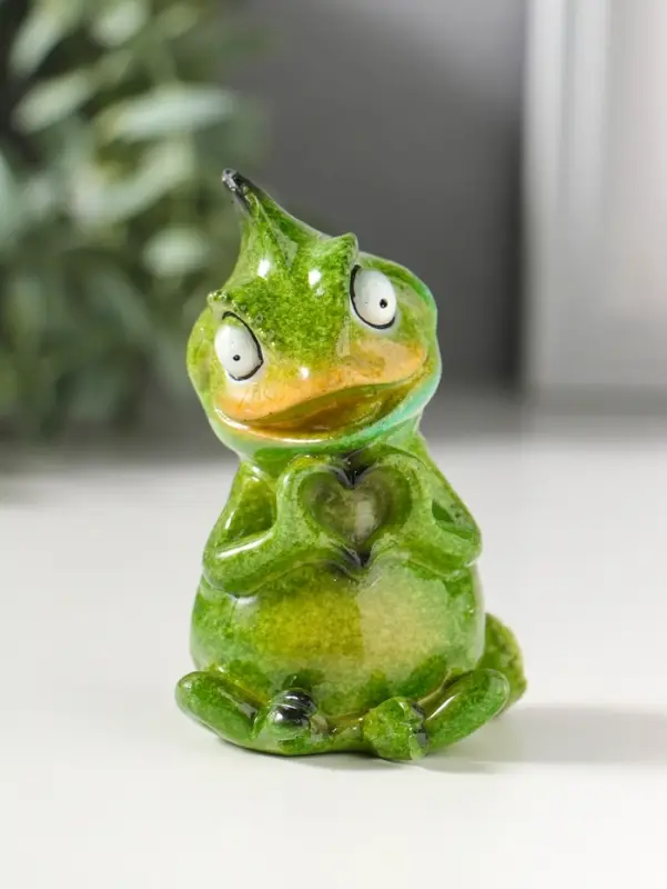 Сувенир полистоун лак "Хамелеон показывает сердечко лапками" зелёный 6х5,3х8,7 см