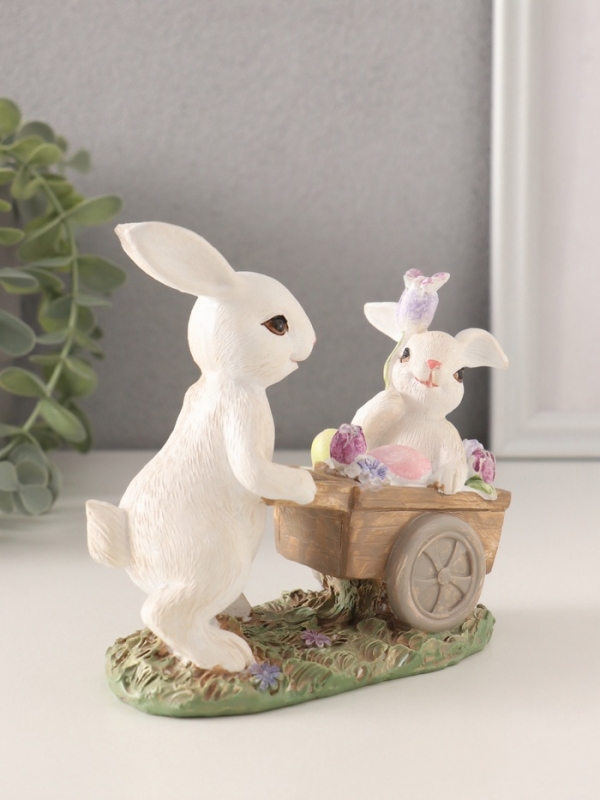 Сувенир полистоун  Сувенир полистоун "Кролик везет крольчонка в тележке с незабудками" 13,5х6,5х12 см