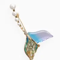 Брошь "Хвост Русалки" с жемчугом, цветная в золоте Брошь "Хвост Русалки" с жемчугом, цветная в золоте