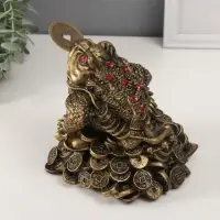Нэцкэ фигурка &laquo;Денежная жаба с монетой на горе монет&raquo;, полистоун, под бронзу, 16.2&times;19&times;16.5 см