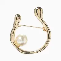 Брошь &laquo;Подкова&raquo;, с бусиной №10, цвет белый в золоте