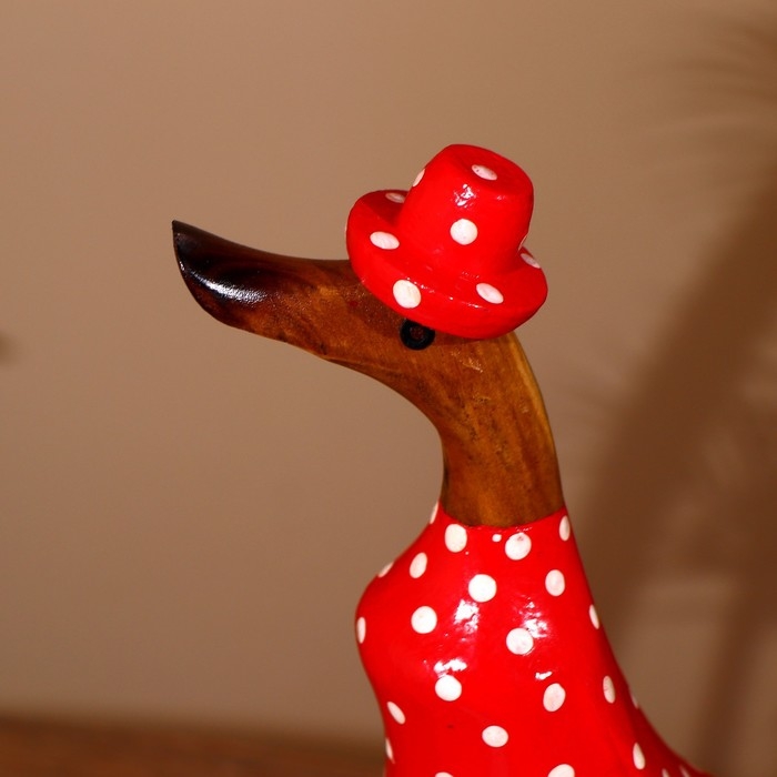 Сувенир Сувенир "Утка в летнем наряде" цв. красный, дерево 27 см