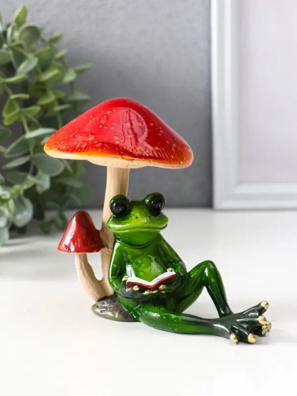 Сувенир полистоун лак "Лягуха с книгой сидит под мухоморами" 13,2х7,5х11 см