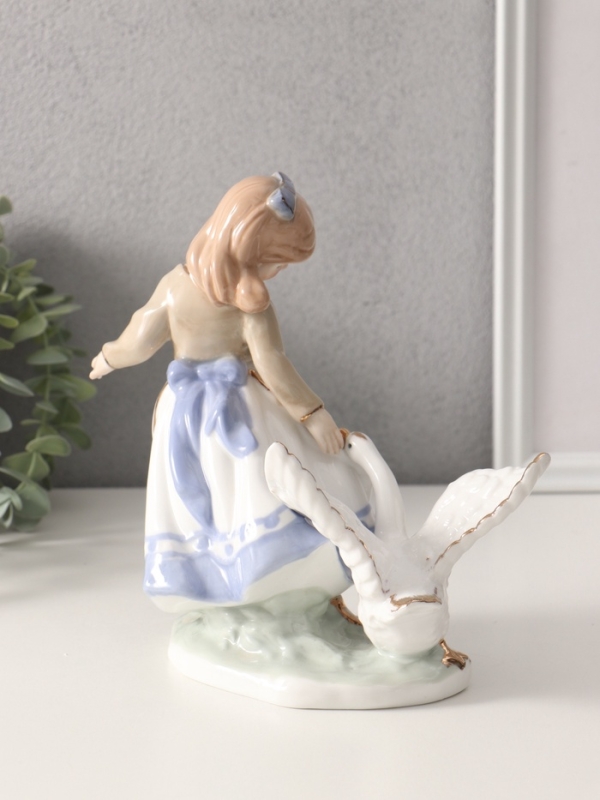 Сувенир керамика  Сувенир керамика "Девочка с гусем" 21х11х23 см