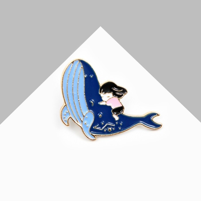 Значок «Кит» и малышка, цветной в золоте Значок «Кит» и малышка, цветной в золоте