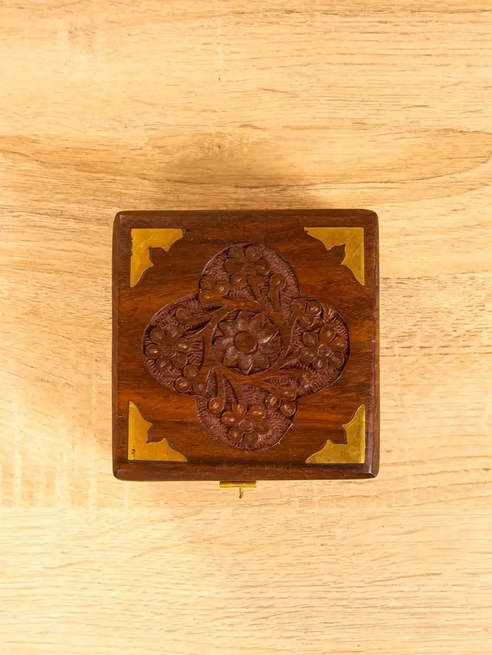 Шкатулка квадратная  с замочком латунь 10х10х6 см, дерево шишам