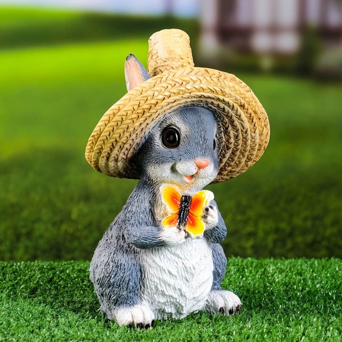 Садовая фигура  Садовая фигура "Зайка в соломенной шляпе с бабочкой" 12x13x22см