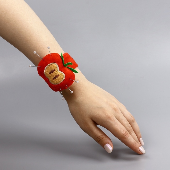 Игольница на браслете «Яблоко», 23 × 6,5 см, цвет красный Игольница на браслете «Яблоко», 23 × 6,5 см, цвет красный