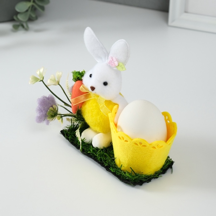 Сувенир  Сувенир "Зайка с морковкой около корзинки" 5х11,5х13,5 см