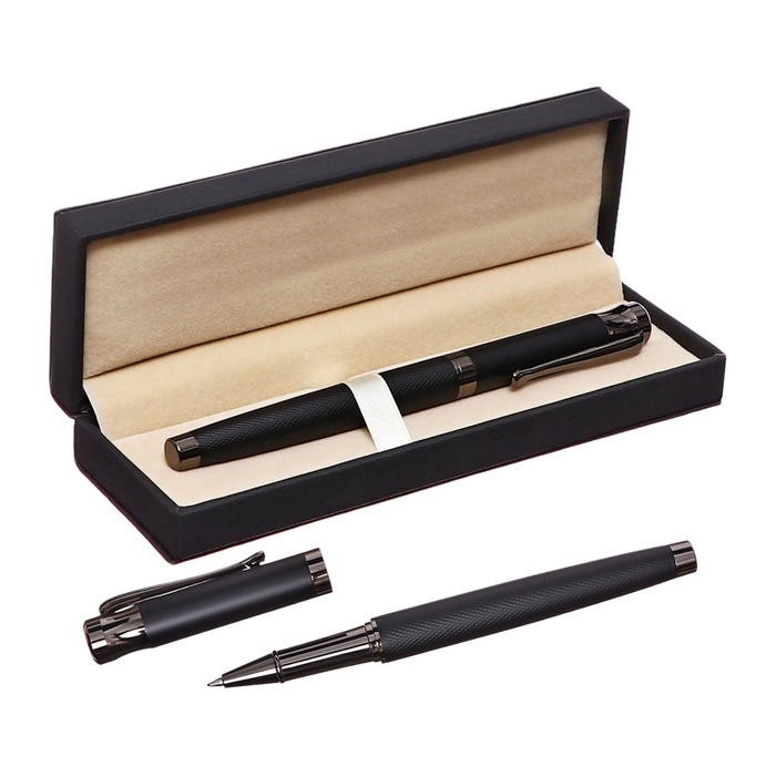Ручка подарочная роллер в кожзам футляре Офис корпус черный Ручка подарочная роллер в кожзам футляре Офис корпус черный