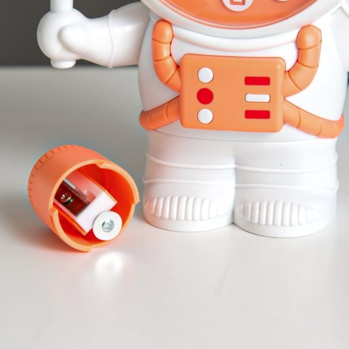 Часы - будильник с подсветкой  Часы - будильник с подсветкой "Космонавт" детские, 2 режима, циферблат d-9 см, 15 х 28 см