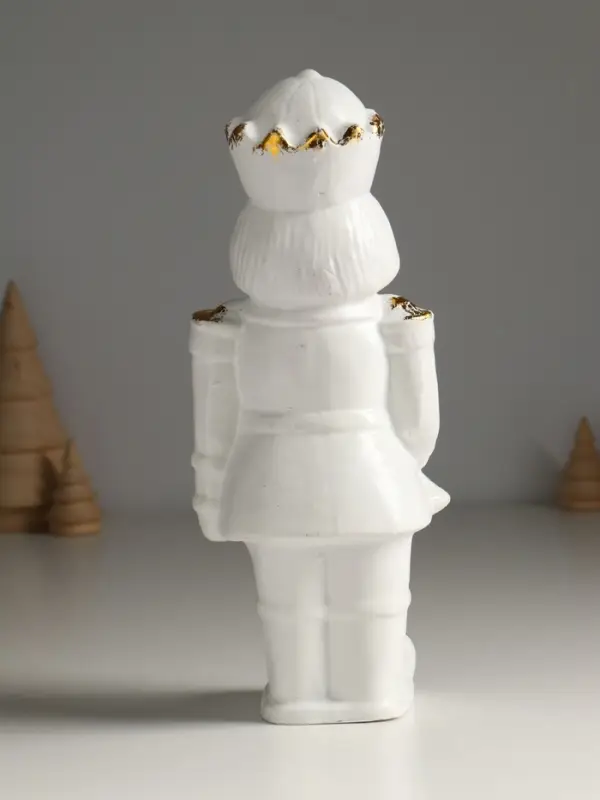 Фигура "Щелкунчик" 24х10х7,5 см, белый с позолотой