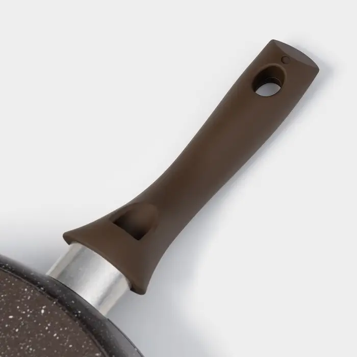 Сковорода KUKMARA &laquo;Мраморная&raquo;, d=28 см, пластиковая ручка, антипригарное покрытие, литой алюминий, коричневая