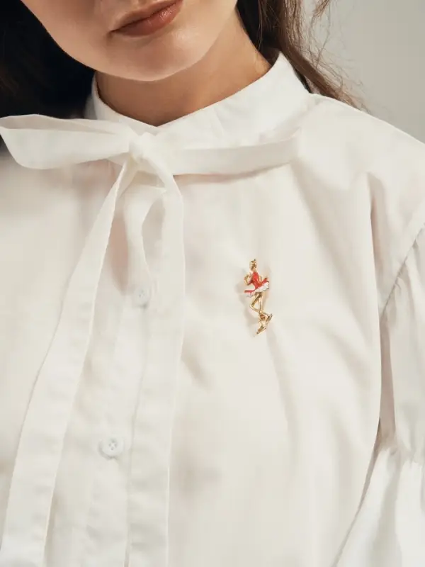 Брошь &laquo;Фигуристка&raquo;, белая, малиновый в золоте