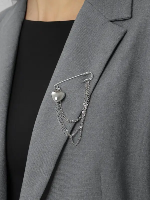 Булавка &laquo;Сердце&raquo; с цепочками, цвет серебро