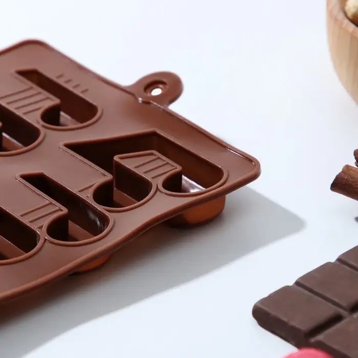 Форма для шоколада Доляна &laquo;Ноты&raquo;, силикон, 19.5&times;12&times;1 см, 15 ячеек (4.2&times;2.2 см), коричневый