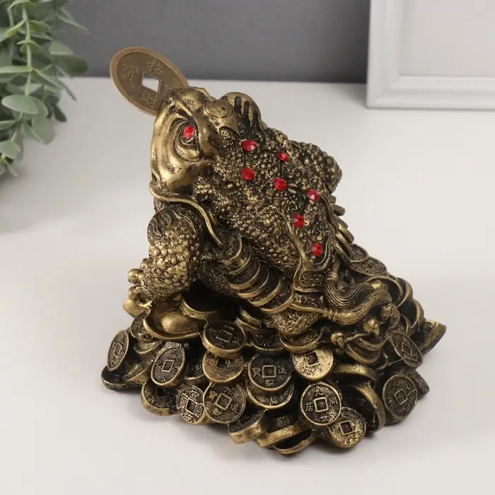 Нэцкэ фигурка &laquo;Денежная жаба с монетой на горе монет&raquo;, полистоун, под бронзу, 16.2&times;19&times;16.5 см
